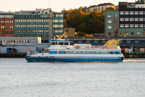 Passenger Ferry Alvsnabben Crossing River — Stockfoto