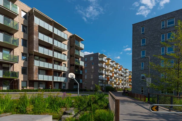 Oslo, Norveç - 10 Ağustos 2021: Apartman yüksek binalarının dışı.