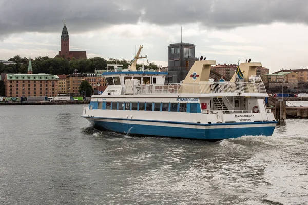 Alvsnabben 4 numaralı yolcu feribotu nehri geçiyor...