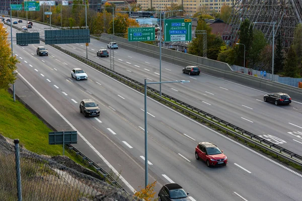 Göteborg 'a giden E6 otoyolunda trafik var...