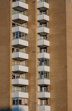 Trondheim, Norveç - 08 Ekim 2005: Tuğla yüzlü ve beyaz balkonlu yüksek katlı apartman..