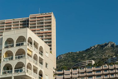 Monako, Monako - 08 Temmuz 2008: Larvotto sahilinden Mont Agel 'e bakmak.