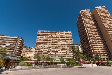 Monako, Monako - 08 Temmuz 2008: Prenses Grace Bulvarı boyunca sahil manzaralı yüksek katlı apartmanlar..