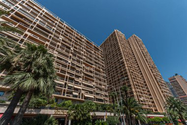 Monako, Monako - 08 Temmuz 2008: Larvotto plajı boyunca yüksek binalar.