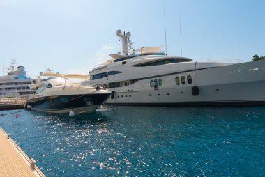 Monako, Monaco - 09 Temmuz 2008: Monako limanında demirlemiş lüks yatların görüntüsü.