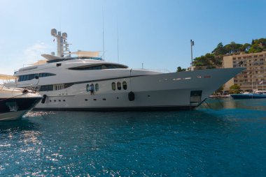 Monako, Monaco - 09 Temmuz 2008: Monako limanında demirlemiş lüks yatların görüntüsü.