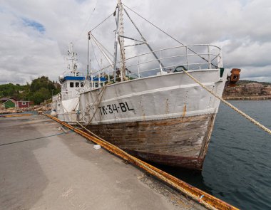 Lindesnes, Norveç - 12 Temmuz 2008: Limandaki eski ahşap balıkçı teknesi.
