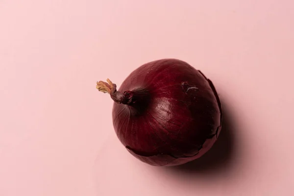 Red Onion Pink Background — Fotografia de Stock