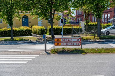 Frederikshavn, Danimarka - 9 Temmuz 2019: Frederikshavn 'dan Skagen ve Hjorring' e olan mesafeyi belirten yol tabelası.