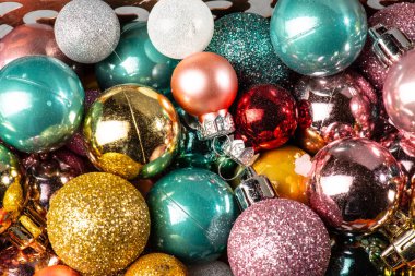 Parlak, çok renkli noel baloları..