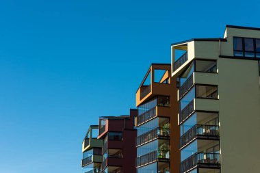 Renkli apartman yüksek binaları.