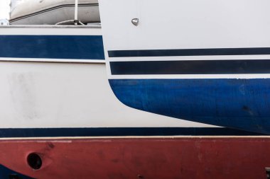 Baharın hasretini çeken karaya oturmuş yelkenliler..