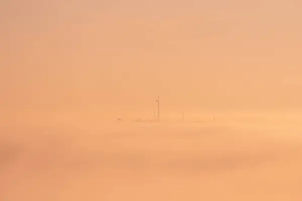 Mástiles Comunicación Una Colina Rodeada Densa Niebla —  Fotos de Stock