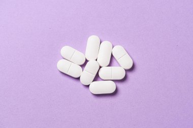 Masada birkaç beyaz ilaç hapı var..