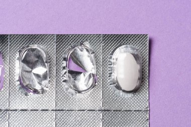 Su toplamış beyaz ilaç hapı..