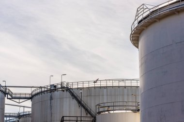 Tren bir sanayi bölgesinden geçiyor..