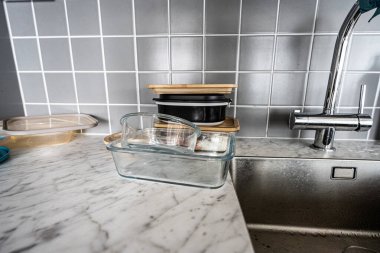 Beslenme çantaları mutfak lavabosunun yanında..