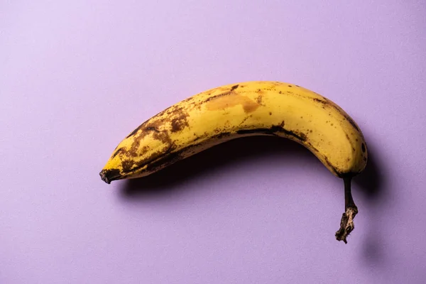 Egy Érett Sárga Banán Asztalon — Stock Fotó