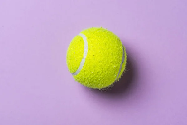 Sárga Teniszlabda Egy Lila Asztalon — Stock Fotó