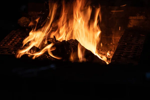 夜に燃えるキャンプファイアの長い露出イメージ — ストック写真