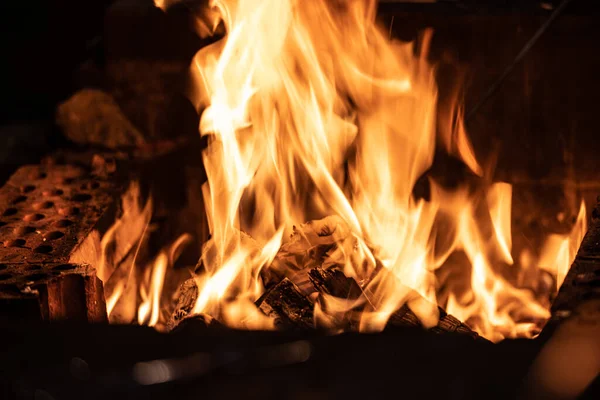 夜に燃えるキャンプファイアの長い露出イメージ — ストック写真