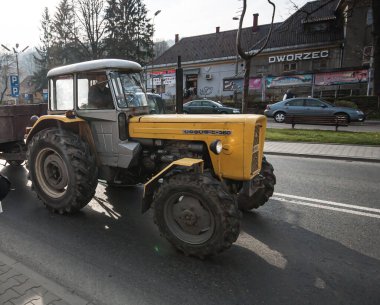 Wisla, Polonya - Kasım 08 2008: Eski sarı ve gri traktör yolda gidiyor.