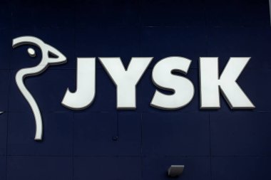 Göteborg, İsveç - 23 Mayıs 2021: Jysk logosu bir dükkanın girişinin üstünde.