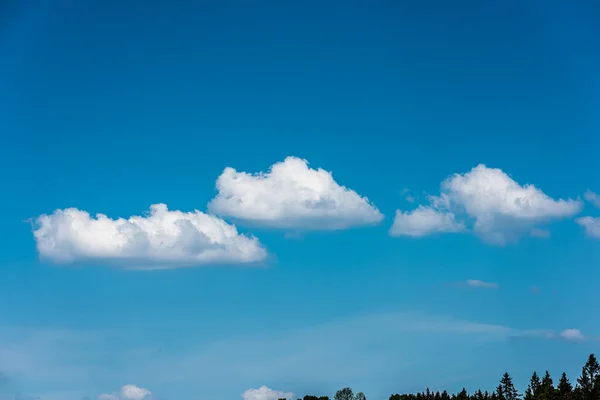 Schilderachtige Wolken Een Heldere Blauwe Lucht — Stockfoto