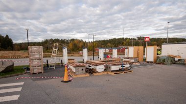 Stromstad, İsveç - 13 Ekim 2021: Yalnızlık elektrikli araba şarjı bir benzin istasyonunda yenileniyor.
