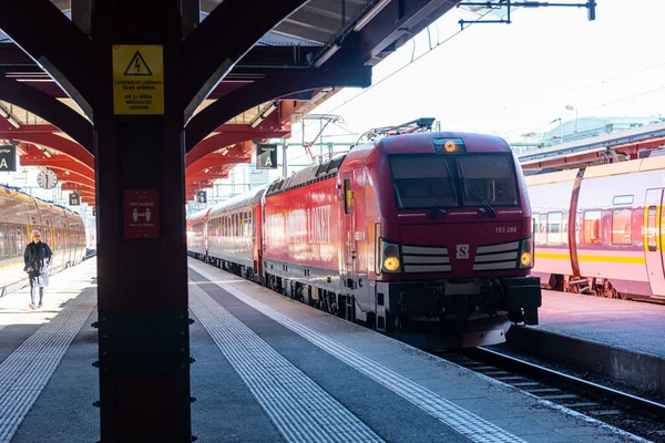 2022年3月12日 瑞典哥德堡 西门子Vectron机车牵引一辆Snalltget列车 — 图库照片