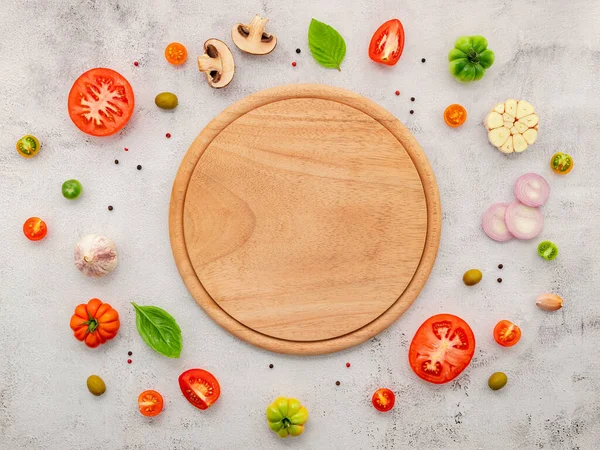 Los Ingredientes Pizza Casera Montada Sobre Fondo Hormigón Blanco — Foto de Stock