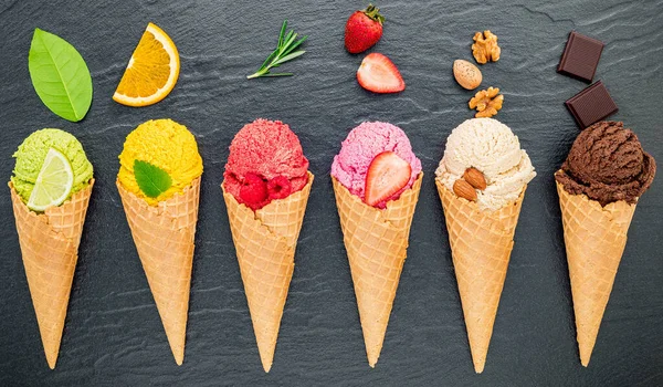 원추형 블루베리 피스타치오 아몬드 오렌지 초컬릿 바닐라 함유된 아이스크림 놓았다 — 스톡 사진