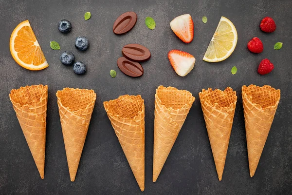 Colecciones Planas Helados Sobre Fondo Piedra Oscura Cono Helado Crujiente —  Fotos de Stock