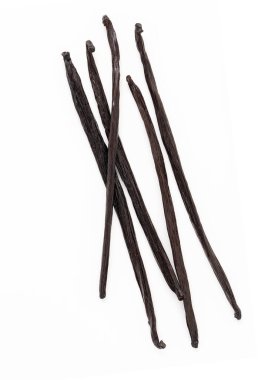 Beyaz arka planda izole edilmiş kurutulmuş vanilya çubukları..