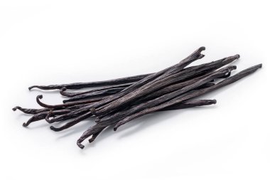 Beyaz arka planda izole edilmiş kurutulmuş vanilya çubukları..