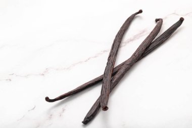 Kurutulmuş vanilya çubukları mermer arka planda..