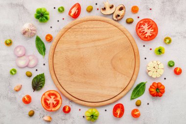 Beyaz beton arka planda ev yapımı pizza malzemeleri..