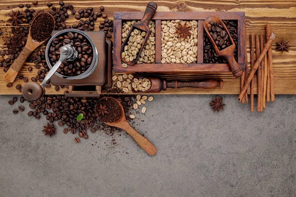 Olika Rostade Kaffebönor Trälåda Med Manuell Kaffekvarn Inställning Shabby Trä — Stockfoto