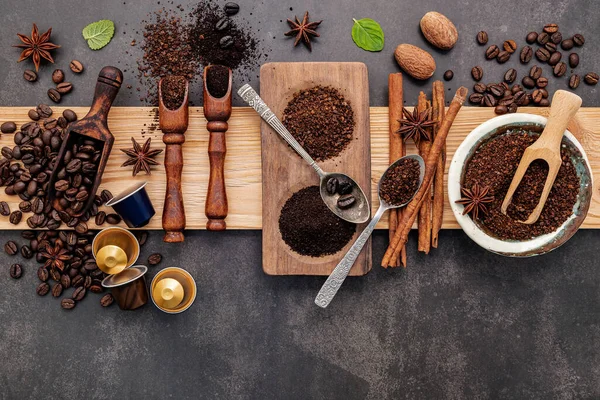 Rostade Kaffebönor Med Kaffepulver Och Smakrika Ingredienser För Att Göra — Stockfoto