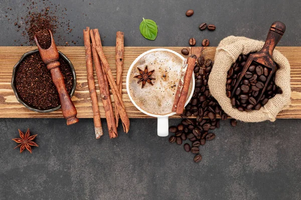 用咖啡粉和味道鲜美的配料烤咖啡豆 在深色石质背景下制作美味咖啡 — 图库照片