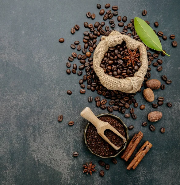 Rostade Kaffebönor Med Kaffepulver Och Smakrika Ingredienser För Att Göra — Stockfoto