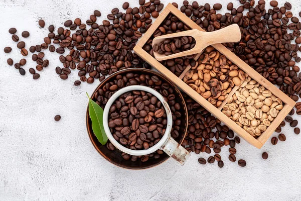 Roasted Coffee Beans Scoops Setup White Concrete Background — Stock Photo, Image