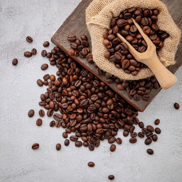Rostade Kaffebönor Med Skopor Inställning Vit Betong Bakgrund — Stockfoto