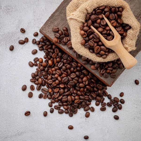 Roasted Coffee Beans Scoops Setup White Concrete Background — Stock Photo, Image