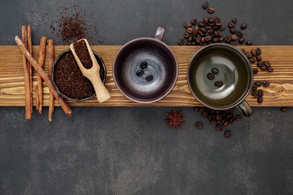 用咖啡粉和味道鲜美的配料烤咖啡豆 在深色石质背景下制作美味咖啡 免版税图库图片