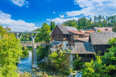 Hırvatistan 'ın Rastoke köyü ve Korana nehrinin şelalelerinde eski su değirmenleri
