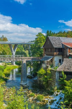 Hırvatistan 'ın Rastoke köyü ve Korana nehrinin şelalelerinde eski su değirmenleri