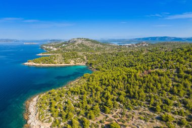 Hırvatistan 'ın Dalmaçya kentindeki Murter Adası kıyısı, hava manzaralı