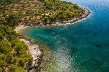 Murter Adası 'ndaki gizli koy ve plaj, hava manzarası, Dalmaçya, Hırvatistan