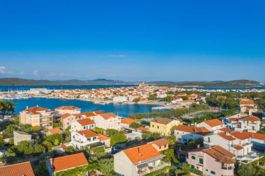 Hırvatistan 'ın Dalmaçya kentindeki Murter Adası' ndaki Betina kıyı kasabası. Adriyatik deniz manzarası.